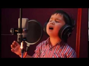 4-х летний мальчик поет песню Далера Назарова - Чак чаки борон - Regar.tj