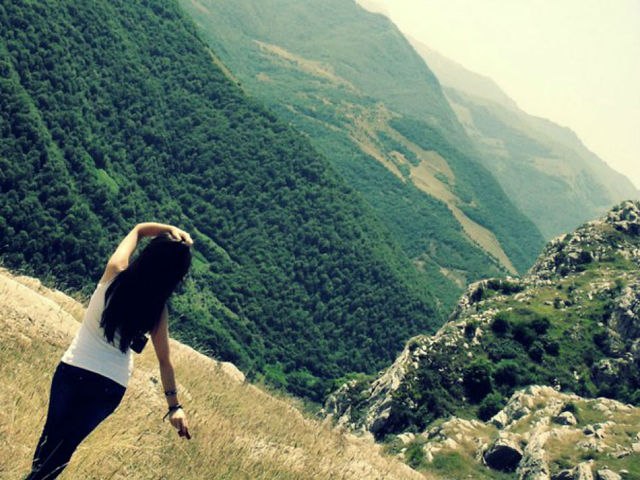 Есть в Закавказье Государство. Словом, Райская Земля - Там средь Гор живут Армяне. Это Родина Моя!