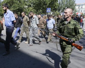 По центру Донецка ополченцы провели «маршем пленных» украинских силовиков