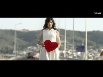 Indila   Comme Un Bateau  Officiel 2014