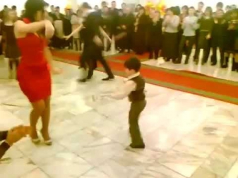 маленький мальчик танцует лезгинку