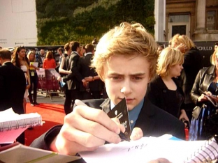 Bertie Gilbert/Scorpius Malfoy signing autographs @ Worldwide Harry Potter 7P2 Premiere