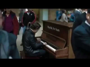 Профессионал-пианист поиграл на случайно попавшемся пианино :)